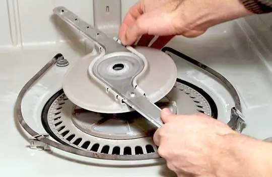 تمیز کردن بازوهای آبپاش در ماشین ظرفشویی بوش